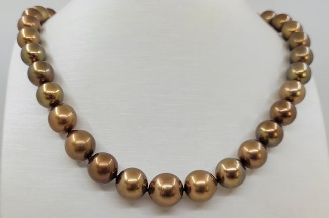 Necklace Shimmering Chocolate Tahitian Pearls 11x13.5mm: Title: Necklace Shimmering Chocolate Tahitian Pearls 11x13.5mmDescription: This exceptional necklace features chocoloate brown Tahitian pearls.Each pearl is meticulously matched by attributes such as