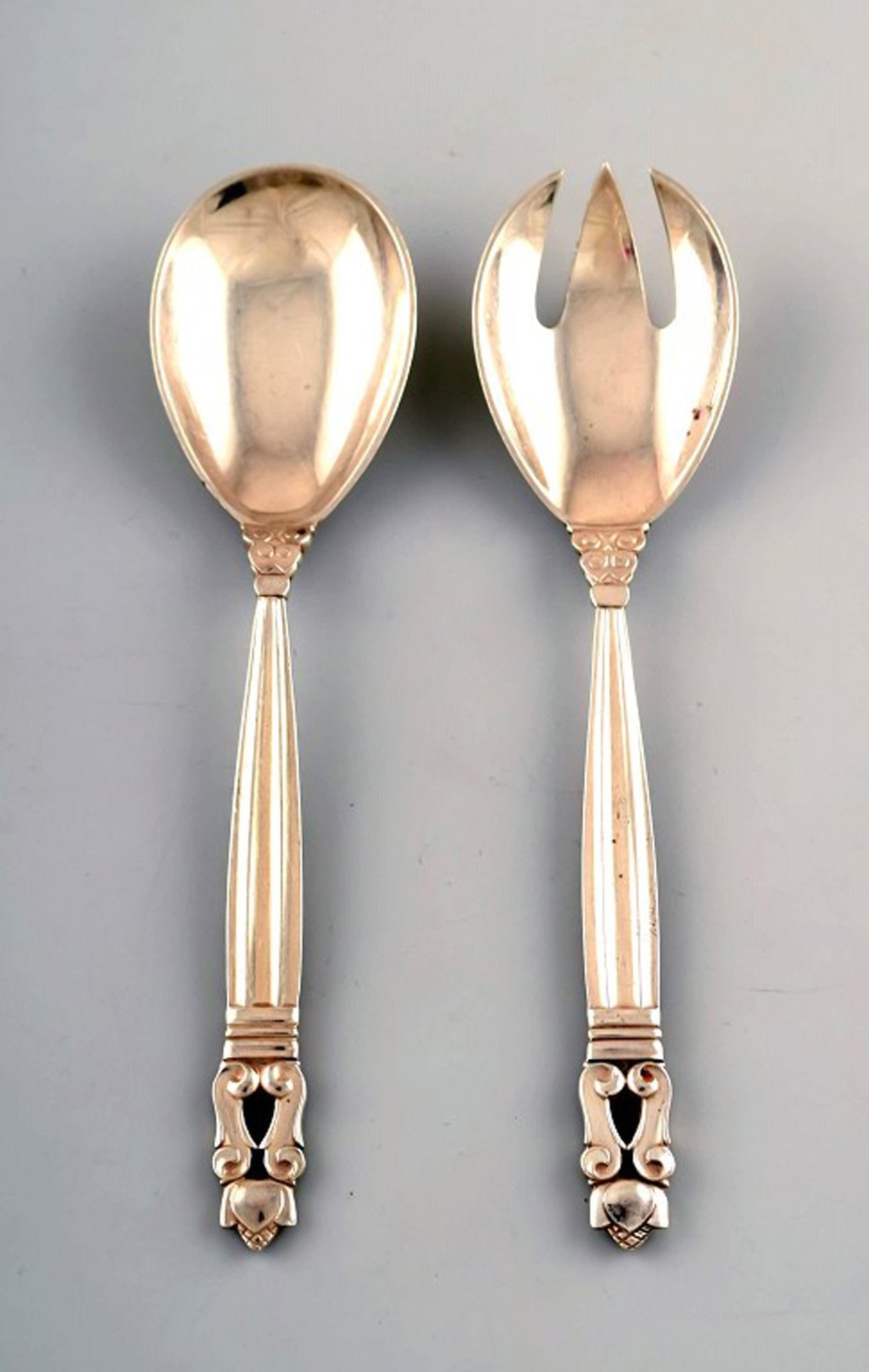 Georg Jensen "Acorn" small salad set, all in sterling silver.: Title:Georg Jensen "Acorn" small salad set, all in sterling silver. Description:Georg Jensen "Acorn" small salad set, all in sterling silver. Designer: Johan Rohde. Length: 15 cm. Stamped. In perfect