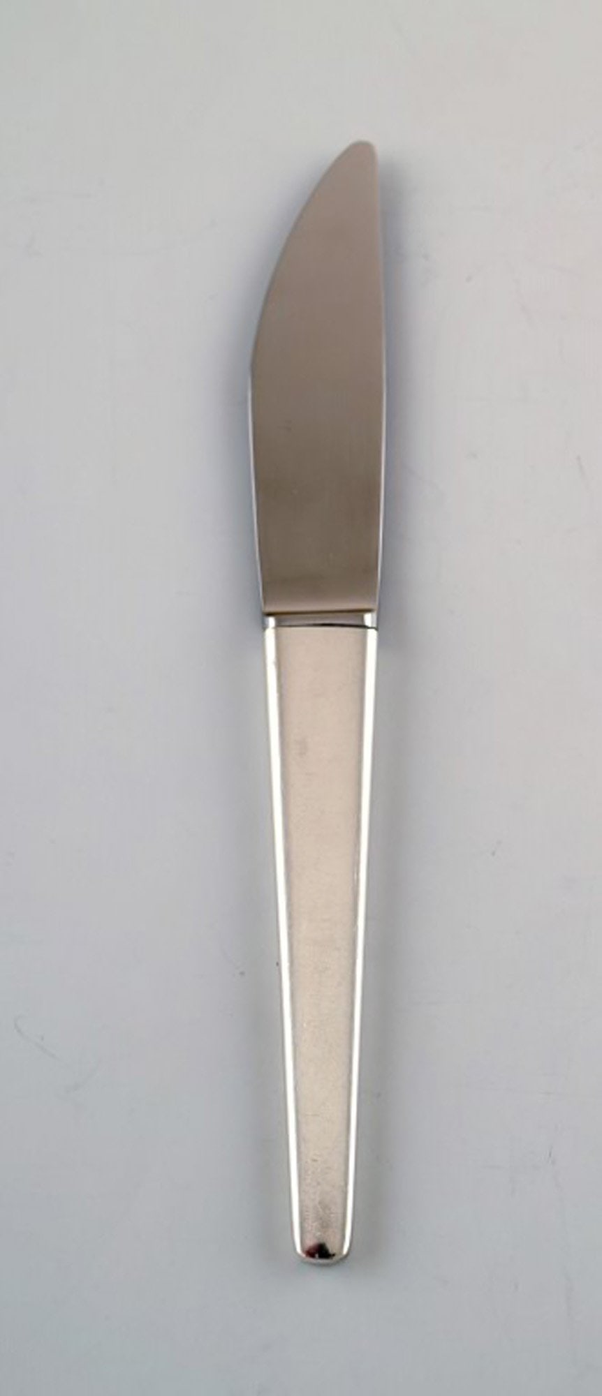 Georg Jensen Caravel lunch knife in sterling silver.: Title:Georg Jensen Caravel lunch knife in sterling silver. Description:Georg Jensen Caravel lunch knife in sterling silver. The elegant and timeless Caravel cutlery was designed by Henning Koppel in 1