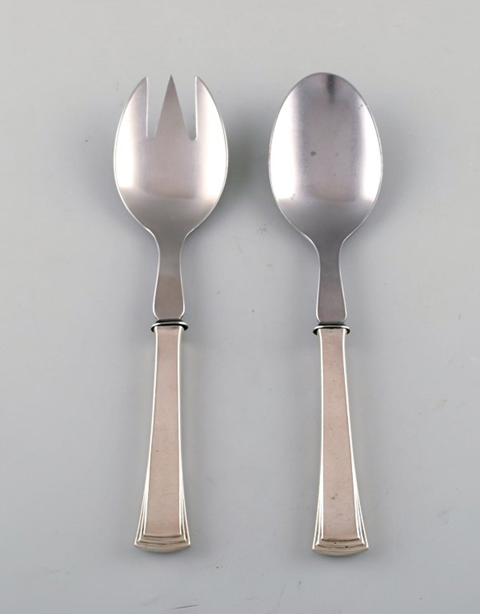 Evald Nielsen number 32 salad set in silver (830) and stainless steel.: Title:Evald Nielsen number 32 salad set in silver (830) and stainless steel. Description:Evald Nielsen number 32 salad set in silver (830) and stainless steel. Measures: 17.5 cm. Stamped. In very good