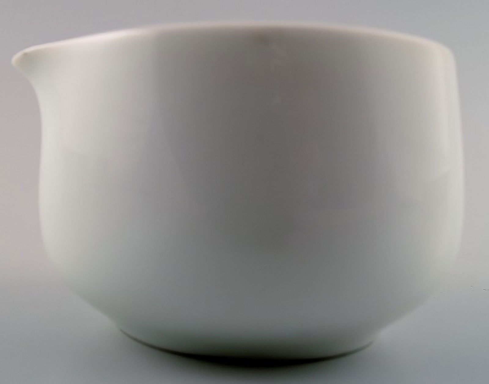 Bing & Grondahl, b&g White Koppel, creamer.: Bing & Grondahl, b&g White Koppel, creamer. Designed by Henning Koppel. Decoration number 189. Measures 7.5 x 5 cm. Good condition, 1st. factory quality. Reserve: $18.00 Shipping: Domestic: Shipping r