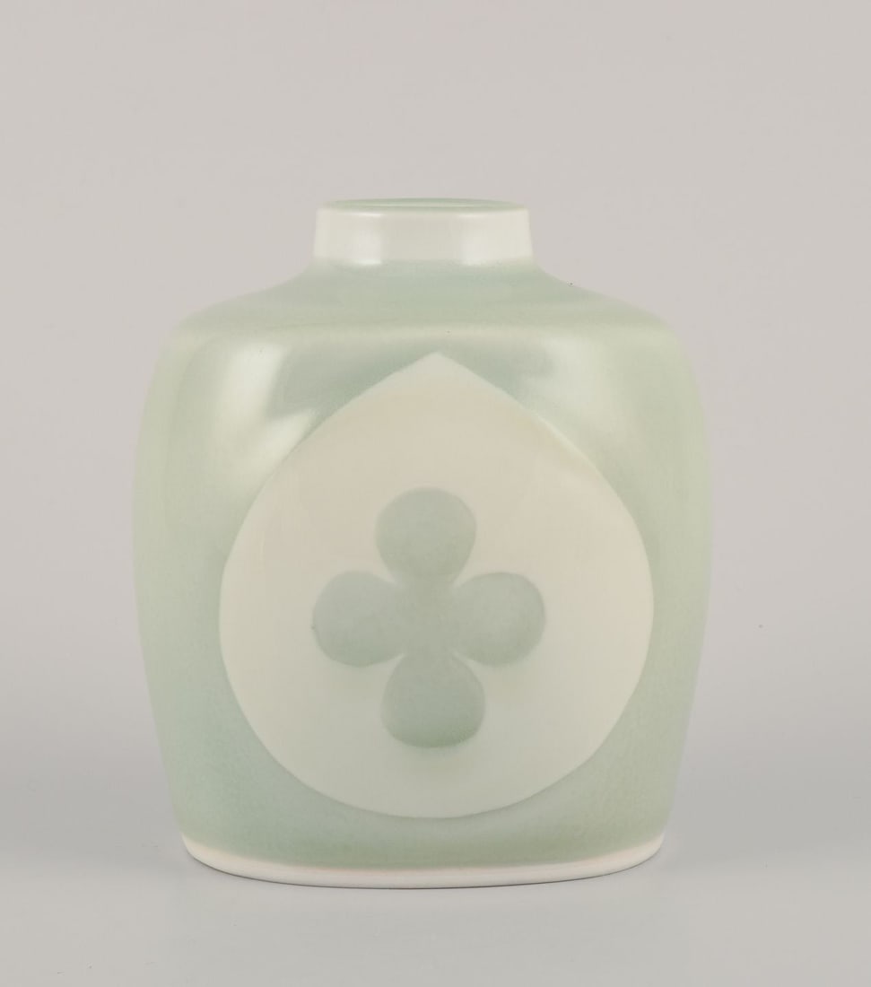 Nils Thorsson for Royal Copenhagen. Rare ceramic vase in celadon glaze. 1930s/40s.: Nils Thorsson for Royal Copenhagen. Rare ceramic vase in celadon glaze. Motif of a four-leaf clover. 1930s/40s. Marked. Perfect condition. First factory quality. Dimensions: Height 12,0 cm. x Width 10