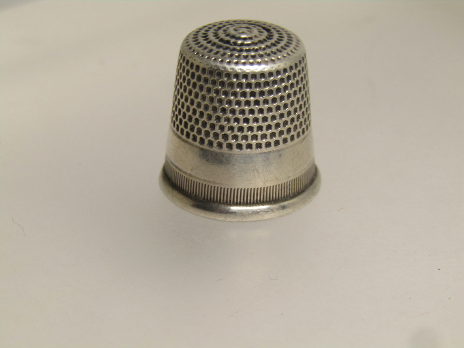 Vintage to Antique Sterling Thimble, European, 1920's or Earlier: Vintage to Antique Sterling Thimble, European, 1920's or Earlier. This is marked sterling on the smooth lower band around the thimble and also has two marks that appear to be European. There is no siz