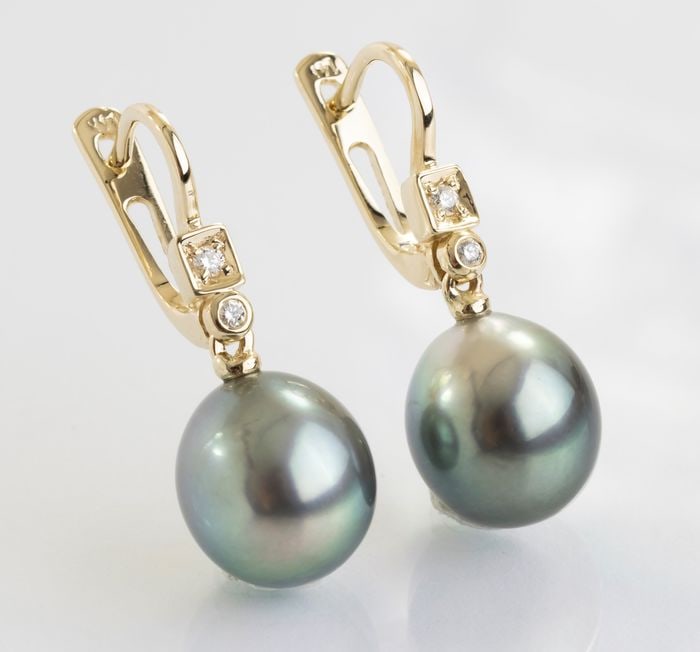 14 kt. Yellow Gold - 9x10mm Peacock Tahitian Pearl Drops - Earrings - 0.07 ct: Title: 14 kt. Yellow Gold - 9x10mm Peacock Tahitian Pearl Drops - Earrings - 0.07 ct Description: Produced by the Pinctada Margaritifera oyster in the tropical lagoons of French Polynesia, these pearl