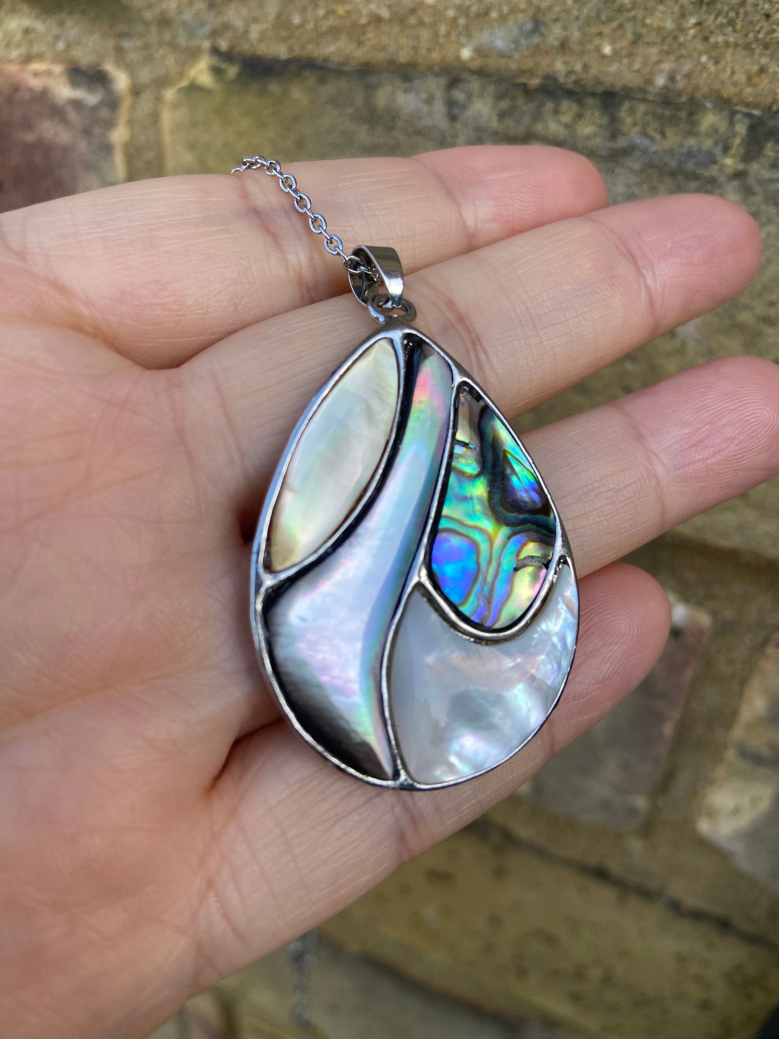 Natural Mother Of Pearl And Abalone Shell Pendant Necklace: Title:Natural Mother Of Pearl And Abalone Shell Pendant Necklace Description :Natural Mother Of Pearl And Abalone Shell Pendant Necklace The iridescent Paua Abalone Shell and Mother of Pearl shell mak