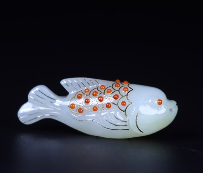Superb Chinese White Hetian Jade Inlay Gold Wires & Gem Fish Pendant: Title: Superb Chinese White Hetian Jade Inlay Gold Wires & Gem Fish Pendant Origin: Chinese Date/Period: After1900 Materials: Hetian Jade,Gold Wires & Gem Dimensions: 45 x 18 x 18 (mm) 1.77 x 0.71 x 0