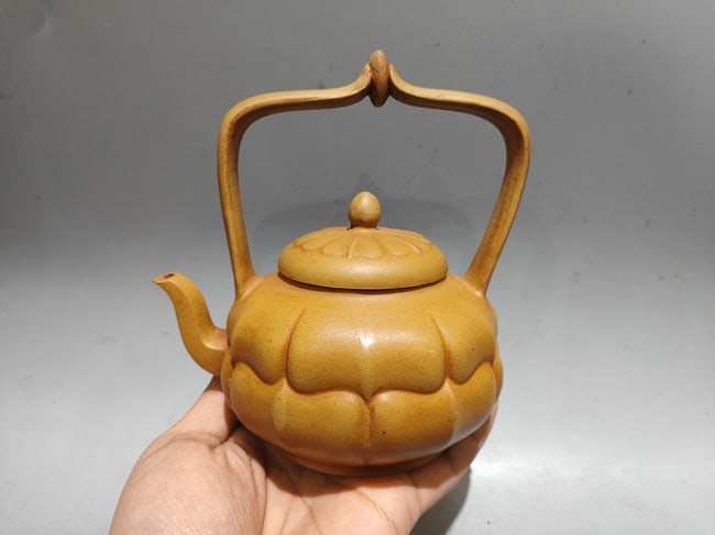 Chinese Yixing Zisha Clay Handle Teapot: Title: Chinese Yixing Zisha Clay Handle Teapot Origin: Chinese Date/Period: Materials: Yixing Zisha Dimensions: 140x150(mm) 5.51x5.91(inches) Reserve: $288.00 Shipping: Domestic: Shipping rates