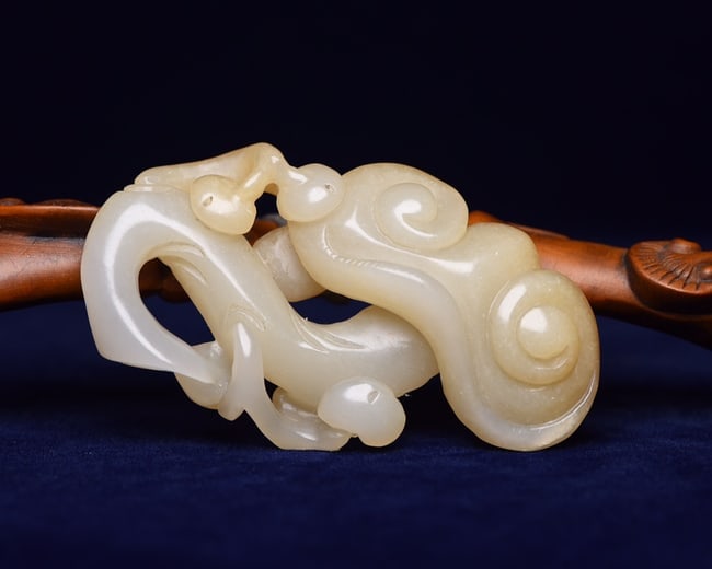 Old Chinese Hetian Jade Ruyi Pendant: Title: Old Chinese Hetian Jade Ruyi Pendant Origin: Chinese Date/Period: After1900 Materials: Hetian Jade Dimensions: 75x42x15(mm) 2.95x1.65x0.59(inches) Weight 0.09 lbs/42g Reserve: $119.00 Shipping