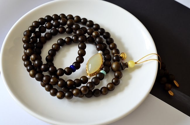 Chenxiang Wood & Silver Inlay Hetian Jade Hand Chain: Title: Chenxiang Wood & Silver Inlay Hetian Jade Hand Chain Origin: Chinese Date/Period: After2020 Materials: Chenxiang Wood,Silver,Hetian Jade Dimensions: Reserve: $119.00 Shipping: Domestic: Shippi