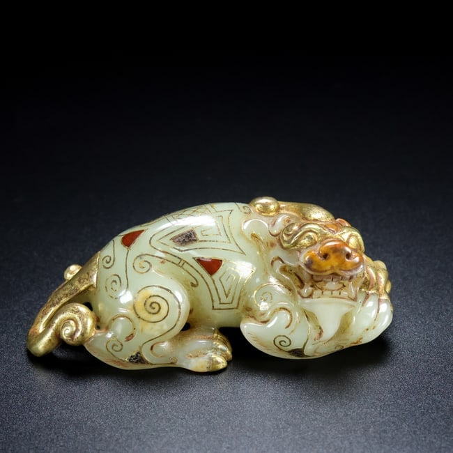 Old Chinese Hetian Jade Gilt Gold Inlay Gold Wire Beast Statue: Title: Old Chinese Hetian Jade Gilt Gold Inlay Gold Wire Beast Statue Origin: Chinese Date/Period: After1800 Materials: Hetian Jade,Gold Dimensions: 90x40x35(mm) 3.54x1.57x1.38(inches) Weight 0.27 lbs
