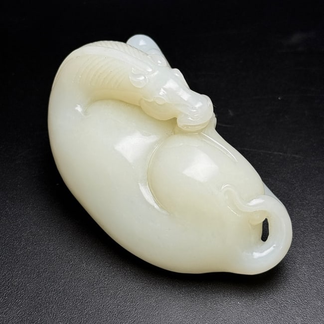 Superb Chinese White Hetian Jade Carved Fortune Horse Statue: Title: Superb Chinese White Hetian Jade Carved Fortune Horse Statue Origin: Chinese Date/Period: After2000 Materials: Hetian Jade Dimensions: 95 x 50 x 40 (mm)3.74 x 1.97 x 1.57 (inches) Weight: 0.52