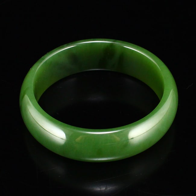 Inside Diameter 58mm Chinese Green Hetian Jade Bracelet: Title: Inside Diameter 58mm Chinese Green Hetian Jade Bracelet Origin: Chinese Date/Period: After2020 Materials: Hetian Jade Dimensions: 58x16(mm) 2.28x0.63(inches) Weight 0.14 lbs/64.40g Reserve: $59