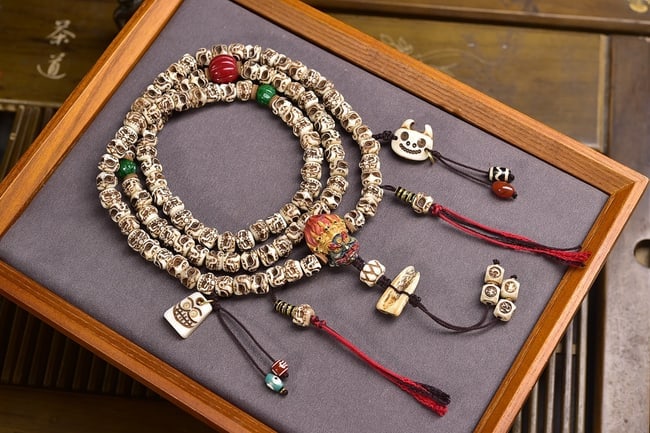 Vintage Tibetan Bone Carved Skull Beads Necklace: Title: Vintage Tibetan Bone Carved Skull Beads Necklace Origin: Date/Period: Materials: Bone Dimensions: 11 (mm) 0.43 (inches) Weight 0.38 lbs/ 171.5 g Reserve: $159.00 Shipping: Domestic: Sh