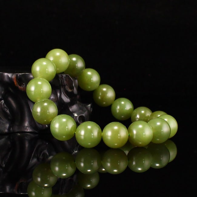 Chinese Green Hetian Jade Beads Bracelet: Title: Chinese Green Hetian Jade Beads Bracelet Origin: Chinese Date/Period: After2025 Materials: Hetian Jade Dimensions: 12(mm) 0.47(inches) Weight 0.09 lbs/42.8g Reserve: $99.00 Shipping: Dome