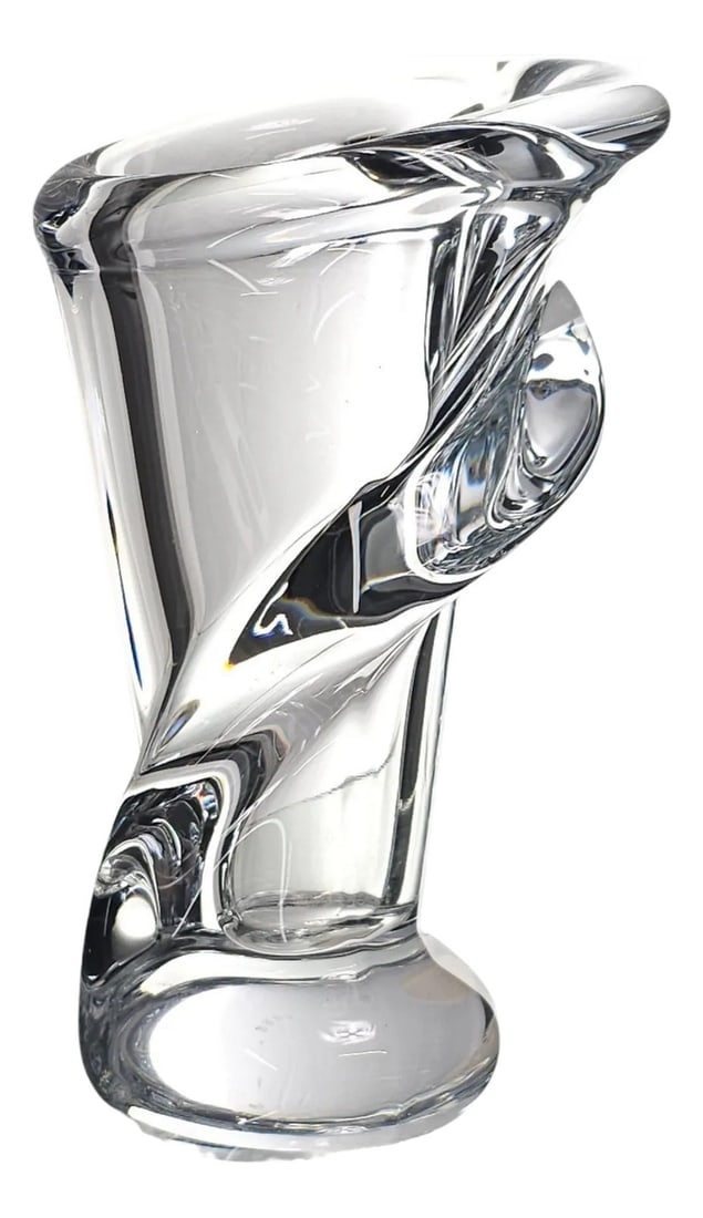 Art Vannes Le Chatel Cala Lily Vase – 7" French Crystal, Modernist Design: An ode to French elegance, this 7-inch Art Vannes Le Chatel Cala Lily Vase is a masterpiece of sculptural fluidity and modernist design. Crafted in exquisite French crystal, its twisted form mimics th