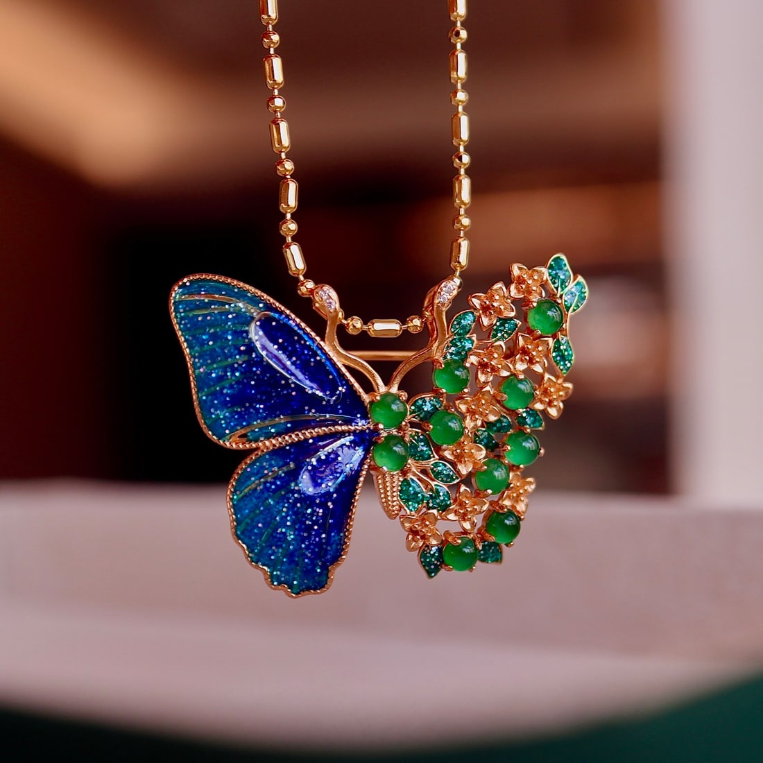 Emerald Butterfly Pure Silver Pendant: The natural jade butterfly pendant, approximately 33x26mm with 10 imperial green jade stones, exudes an ethereal elegance; the winter sunlight casts a unique grace upon the butterfly's wings. Reserve: