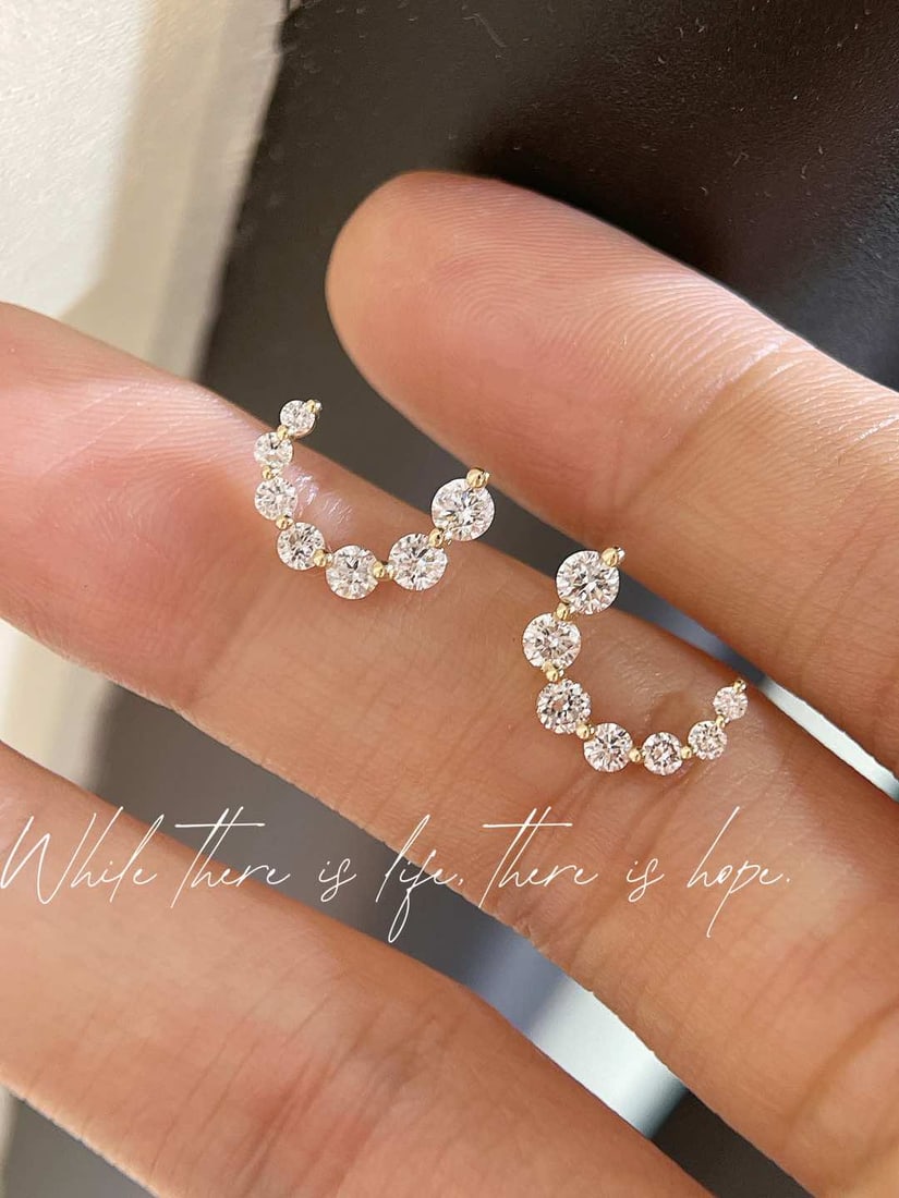 18K Gold Plated Cultured Diamond Earrings: 18k diamond-encrusted cultured diamond earrings, moon C-shaped design, exquisite and versatile, perfect for daily commutes and essential for dates, 18k diamond-encrusted cultured diamonds, totaling 80