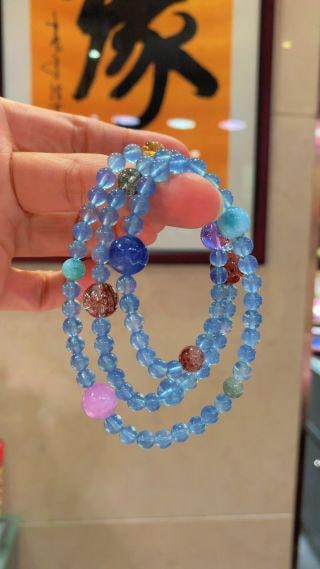 Three-strand Aquamarine Bracelet: Three-strand aquamarine bracelet, featuring 12 natural crystals of different sizes and colors, including aquamarine, chalcedony, amethyst, lepidolite, citrine, red jasper, yellow jasper, green phantom