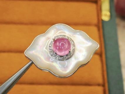 No Burn Spinel Brooch/Pendant: No heat spinel brooch/pendant, stone weight: 2.60ctTotal weight: 6.94gDiamonds: 0.135ct/27 piecesWhite shell: 3.29ctTanzania (Mahenge)18K white gold, genuine diamonds with certificate Reserve: $6,500.