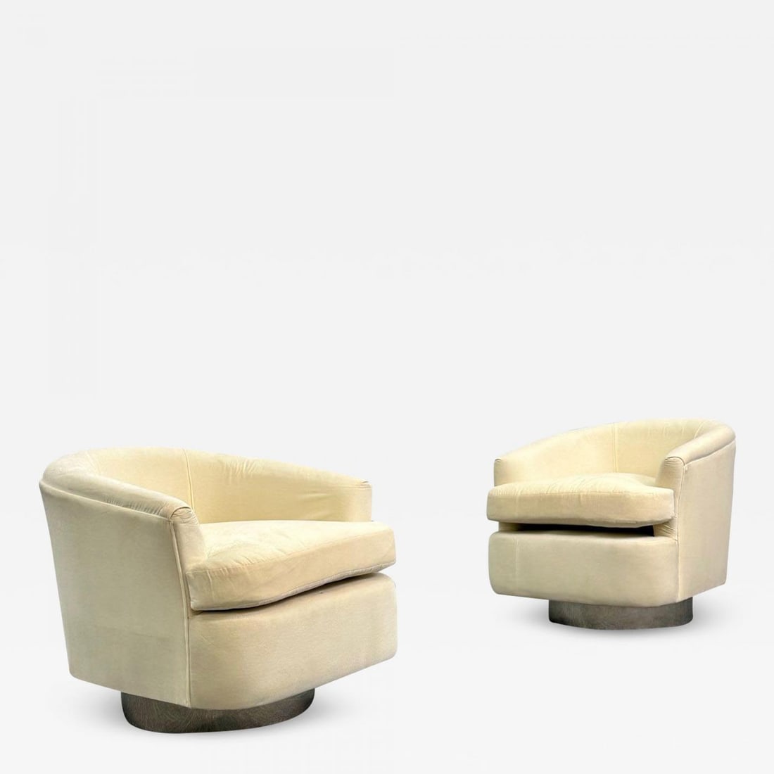 Mid-Century Modern Milo Baughman Style Swivel Chairs, Chrome Base, Cream Velvet: Title: Mid-Century Modern Milo Baughman Style Swivel Chairs, Chrome Base, Cream Velvet Description: Mid-Century Modern Milo Baughman Style Swivel Chairs, Chrome Base, Cream Velvet Pair of modern Milo