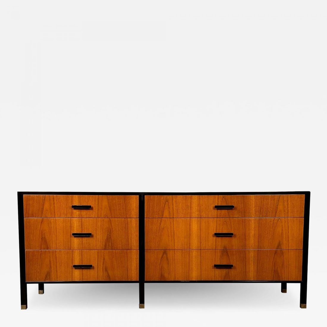 American Mid-Century Modern Rosewood Dresser / Sideboard by Harvey Probber 1960s: Title: American Mid-Century Modern Rosewood Dresser / Sideboard by Harvey Probber 1960s Description: American Mid-Century Modern Rosewood Dresser / Sideboard by Harvey Probber 1960s Harvey Probber Dre