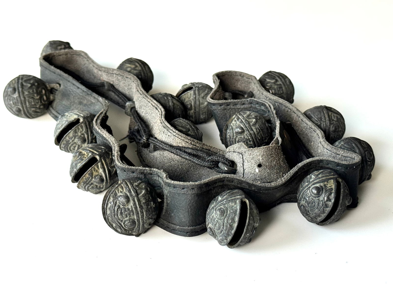 Bronze Shaman Ceremonial Tiger Head Rattle Bell - Nepal: Title: Bronze Shaman Ceremonial Tiger Head Rattle Bell - Nepal Description: This unique bronze ceremonial rattle bell, originating from Nepal, showcases an antique ethnic style with a striking tiger h