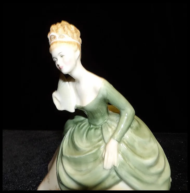 Royal Doulton Soirée HN 2312 Fine Bone China Figurine - 6