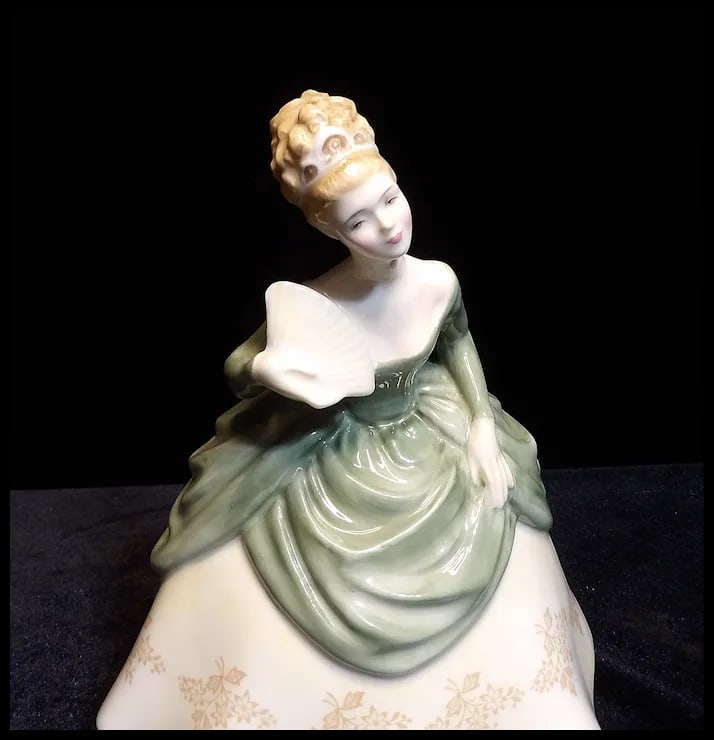 Royal Doulton Soirée HN 2312 Fine Bone China Figurine - 7