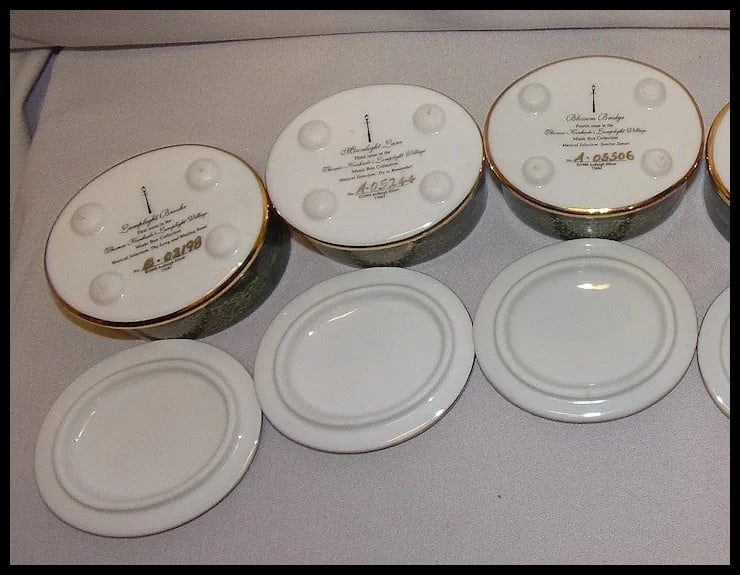 Vintage Thomas Kinkade Lamplight Village Music Box Collection - 10