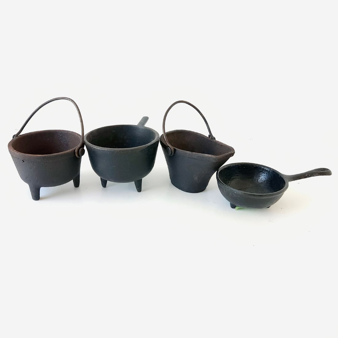 Vintage Cast Iron Miniature Cauldrons Skillet and Coal Scuttle: Title: Vintage Cast Iron Miniature Cauldrons Skillet and Coal Scuttle Description: The skillet has a handle, and the two larger cauldrons have three legs. One has a bale handle and is marked Wilton. T