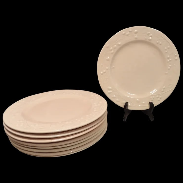 TRE CL Italian Pink Dinner Plates with Berry and Vines: This set of 8 TRE CI Italian Pink Dinner Plates with Berry and Vines are in excellent condition. The design featured delightful raised berry and vine pattern on the edges. Hand crafted by artisans sho