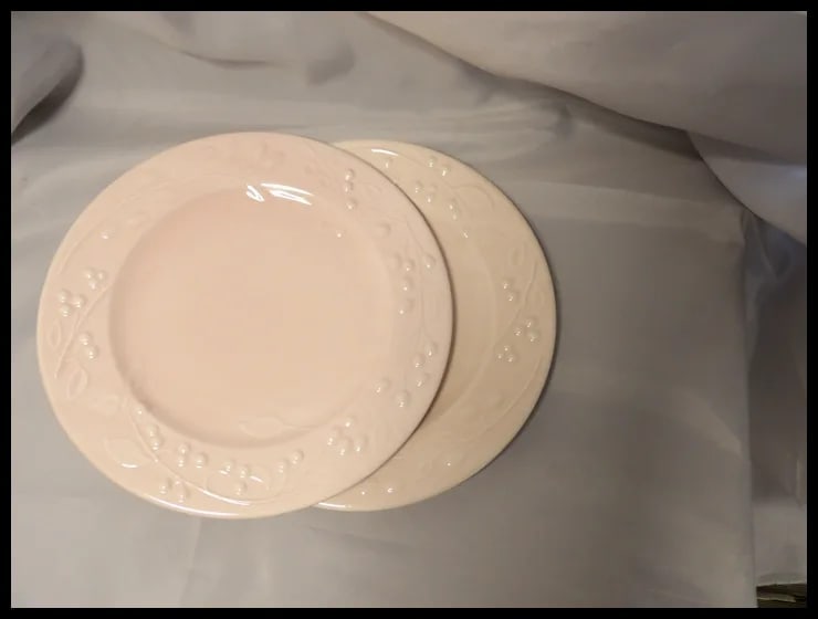 TRE CL Italian Pink Dinner Plates with Berry and Vines - 8