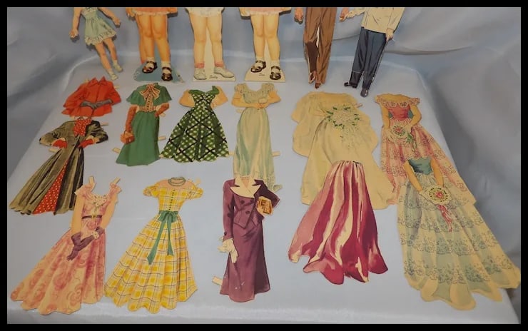 Vintage 1940s SALLY & SUE Paper Dolls with clothes - 4