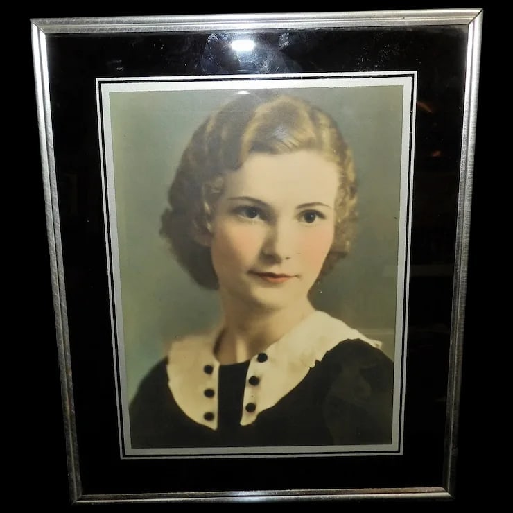Reverse Painted Art Deco Picture Frame with Period Picture: This Reverse Painted Art Deco Picture Frame with Period Picture is in almost new condition. This is a stunning Reverse Painted Art Deco picture frame with a beautiful black and silver color combinatio