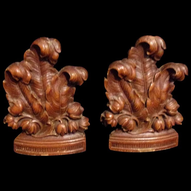 Vintage Pair of 1940’s Feather Syroco Wood Bookends: The Victorian inspired Pair of 1940’s Feather Syroco Wood Bookends features large dimensional regal ostrich feathers. The base is flanked with fully bloomed heavy headed tulip flowers The booken