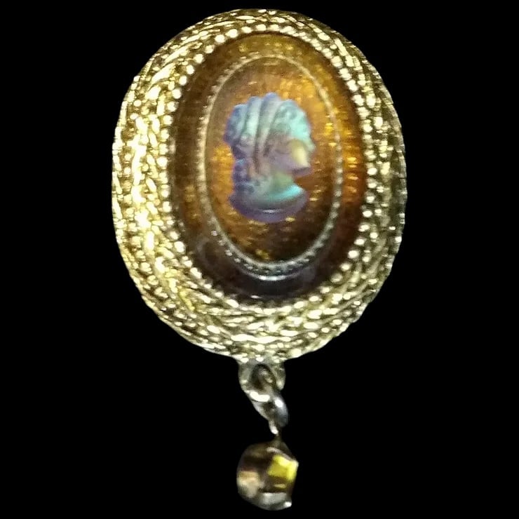 Victorian Carnival Glass Blouse Clip with Chain for Necklace: This beautiful Victorian Carnival Glass Blouse Clip with Chain for Necklace is in excellent condition. It comes with a nice 17 ½”gold tone rope necklace that is in great condition. Item id:
