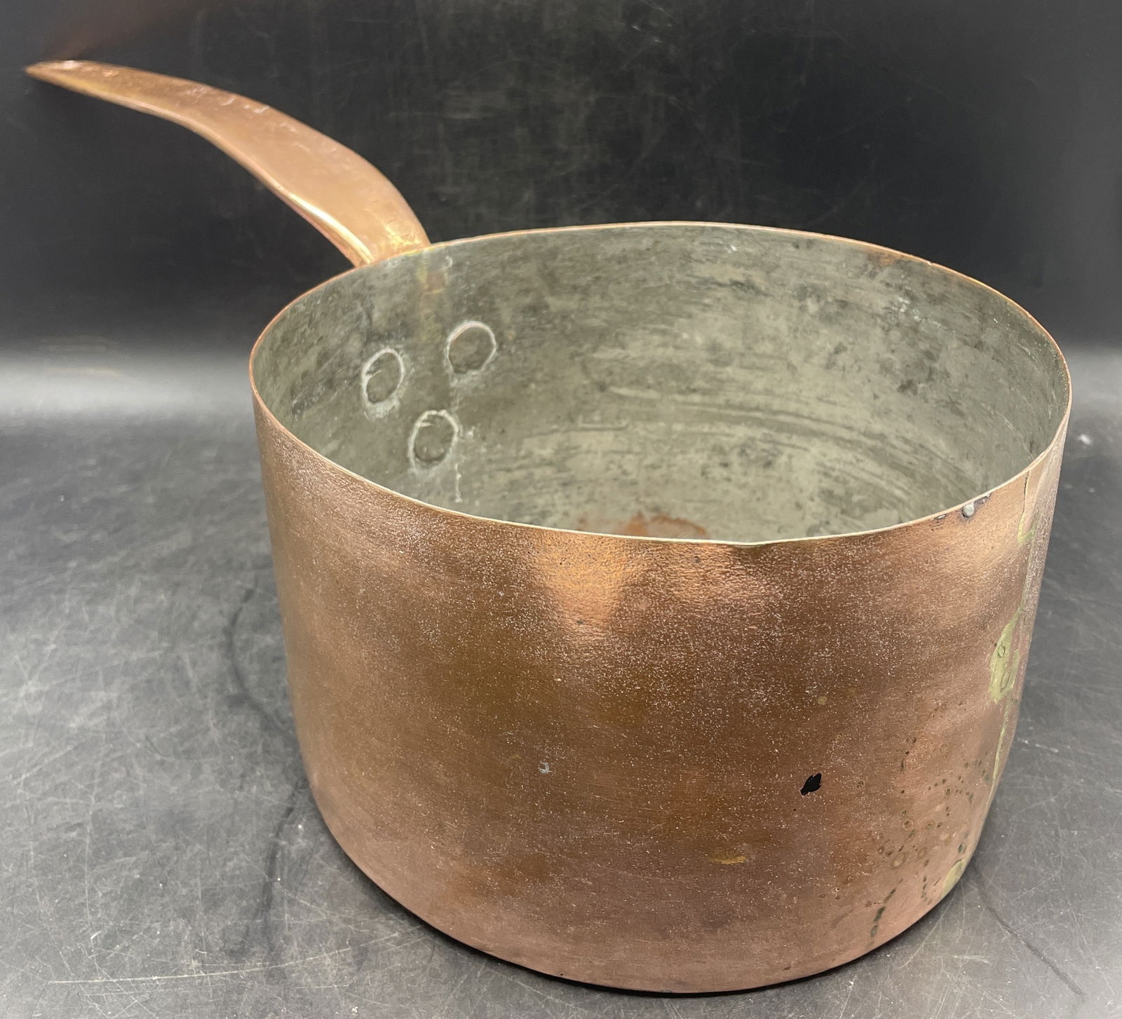 Large hand forged copper pot. Capacity 5 quarts.: Date/Period: unknown Dimension: approx 5.25" deep, 8.5" diam 18.5" with handle Material: copper Additional Information: Large hand forged copper pot. Capacity 5 quarts. Shipping: Domestic: Flat-rate o