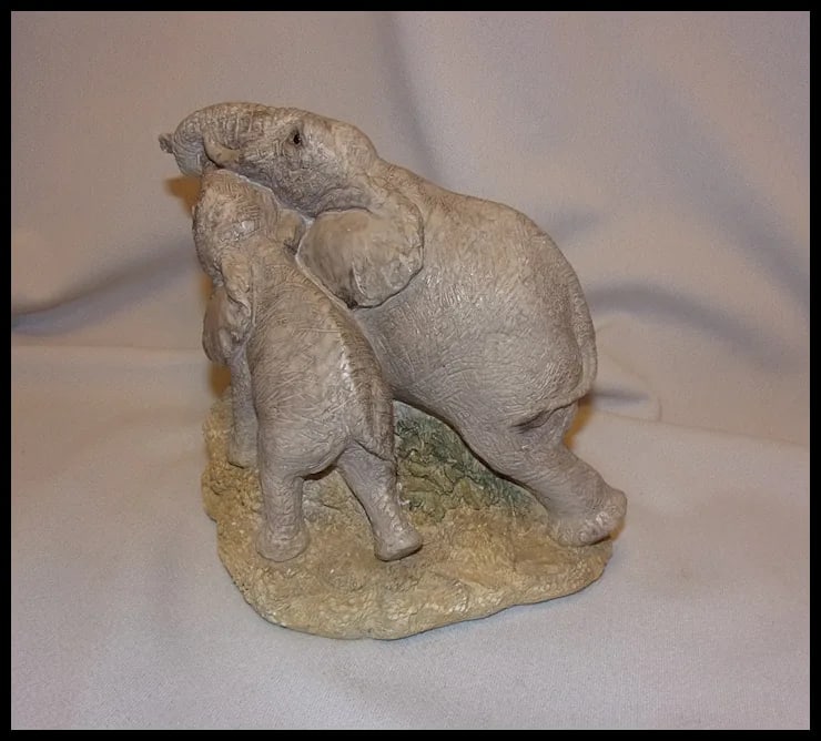 1987 United Design corp. Nobel OK. Large African Elephant Statue with Babies - 12