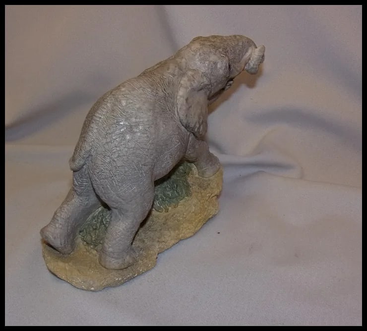 1987 United Design corp. Nobel OK. Large African Elephant Statue with Babies - 13