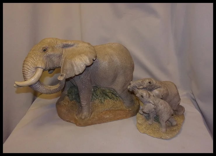 1987 United Design corp. Nobel OK. Large African Elephant Statue with Babies - 2