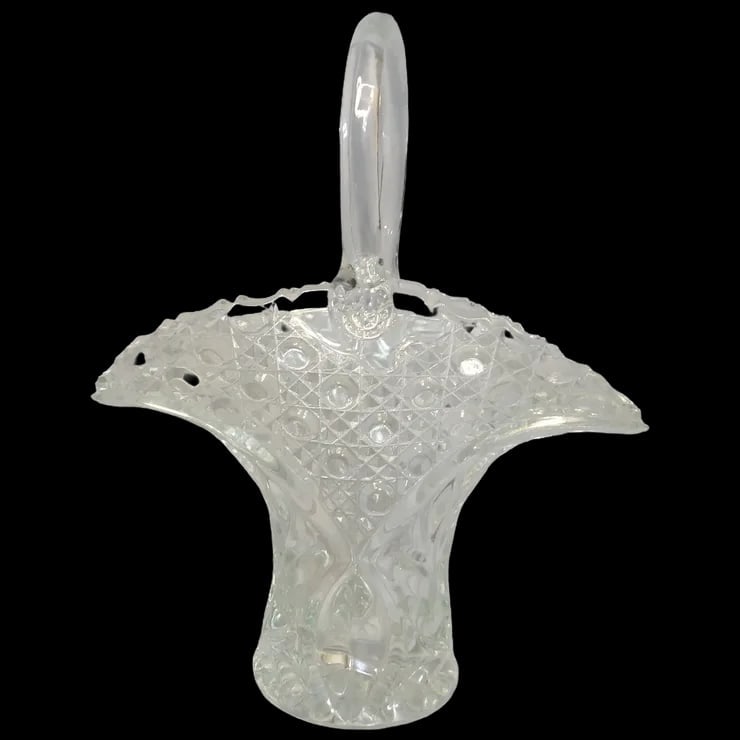 L. E. Smith Buttons and Daisy Brides Basket: This L. E. Smith Buttons and Daisy Brides Basket is in excellent condition. NO chips, cracks or stains. Measures 12 ½” x 10” x 6”. Saw tooth edge is in perfect condition. Makes