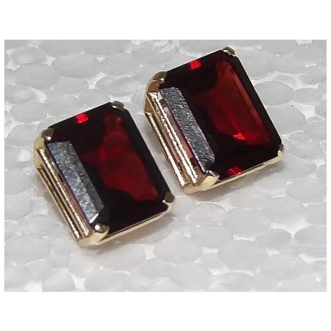 Pair of Garnet Stone Earrings in 14Kt Gold setting - 2