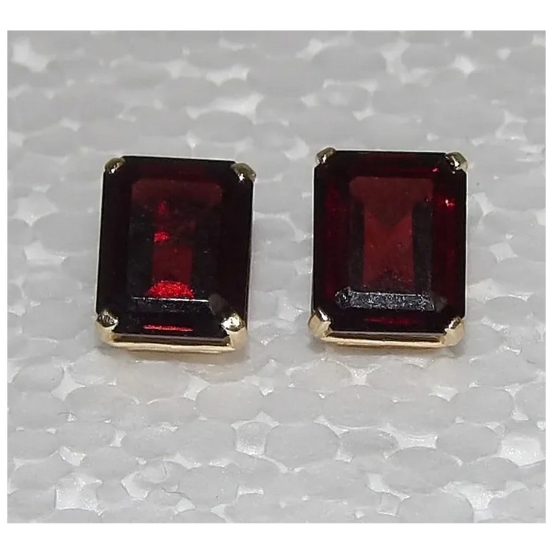 Pair of Garnet Stone Earrings in 14Kt Gold setting - 3