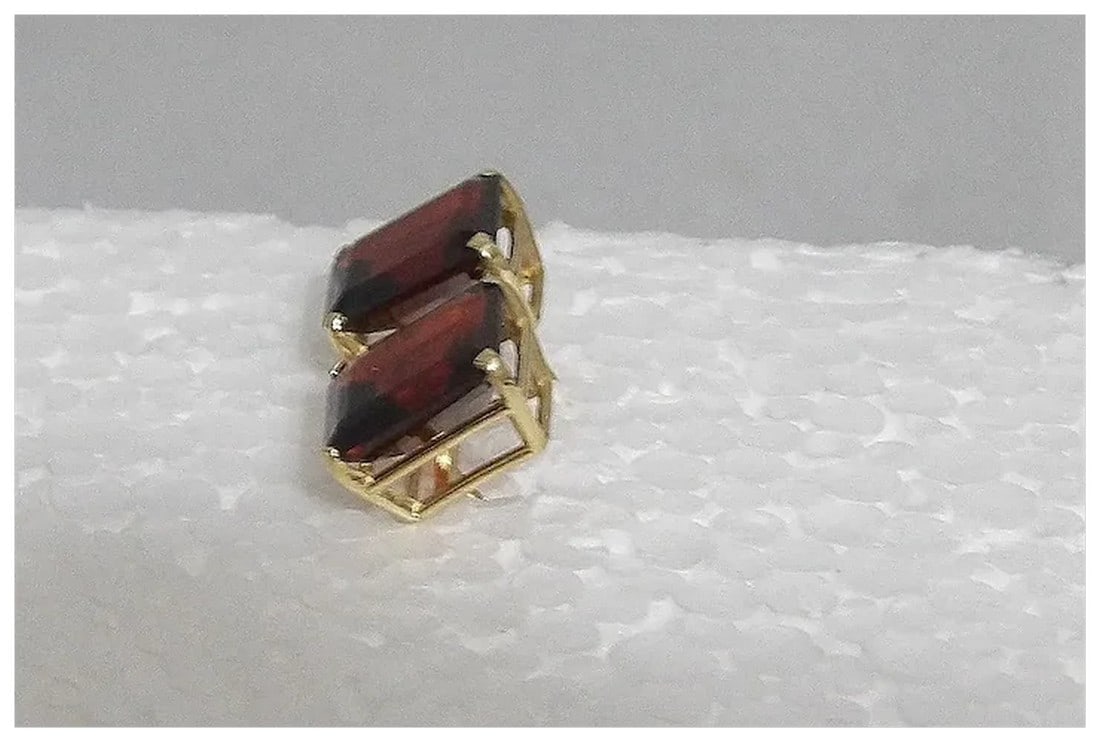 Pair of Garnet Stone Earrings in 14Kt Gold setting - 4