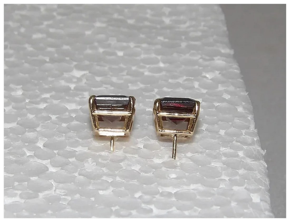 Pair of Garnet Stone Earrings in 14Kt Gold setting - 5