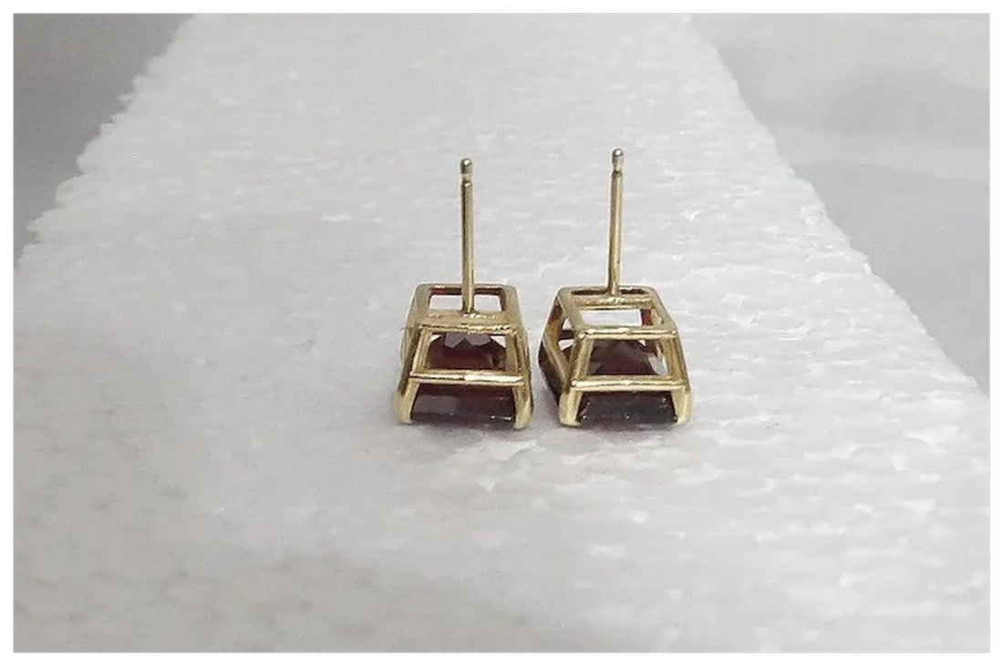 Pair of Garnet Stone Earrings in 14Kt Gold setting - 6