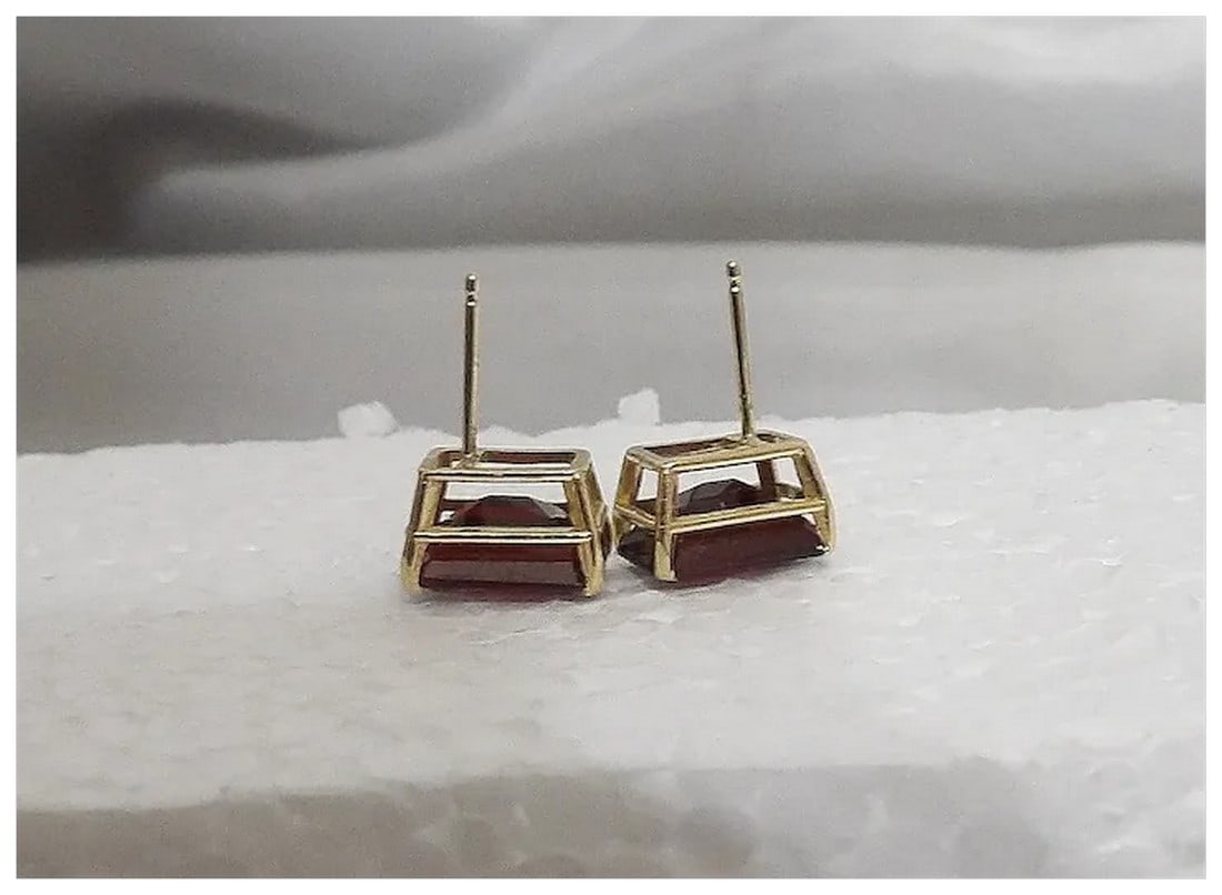 Pair of Garnet Stone Earrings in 14Kt Gold setting - 7