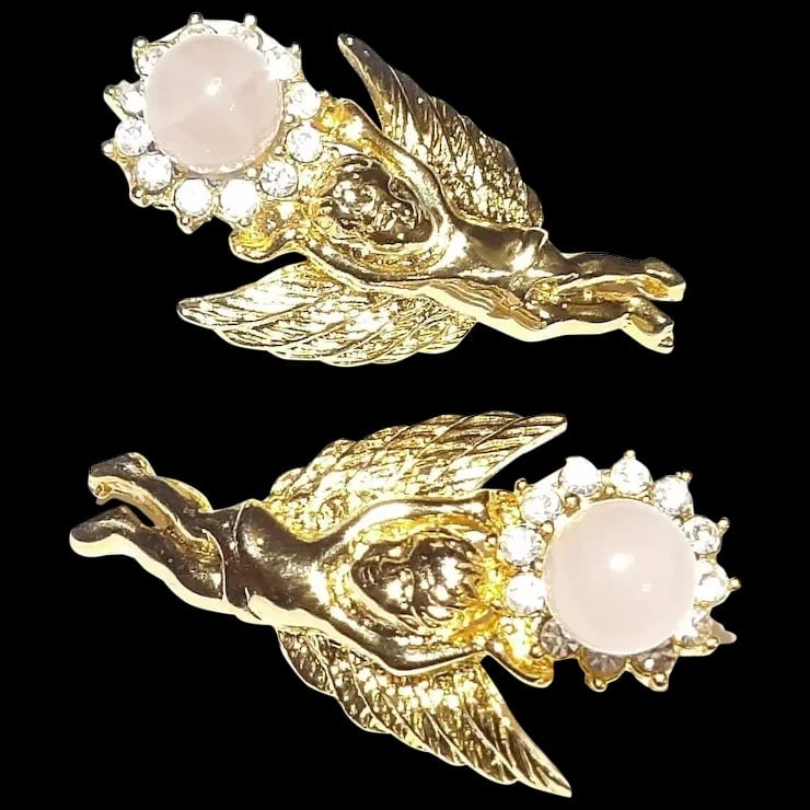 Gold Tone Cherubs with Rhinestones and Faux Pink Pearl Stud Earrings: This Pair of Gold Tone Cherubs with Rhinestones and Faux Pink Pearl Stud Earrings are in excellent condition. They measure 1 ½” x ¾”. They make a striking pair. Item id: ls009562