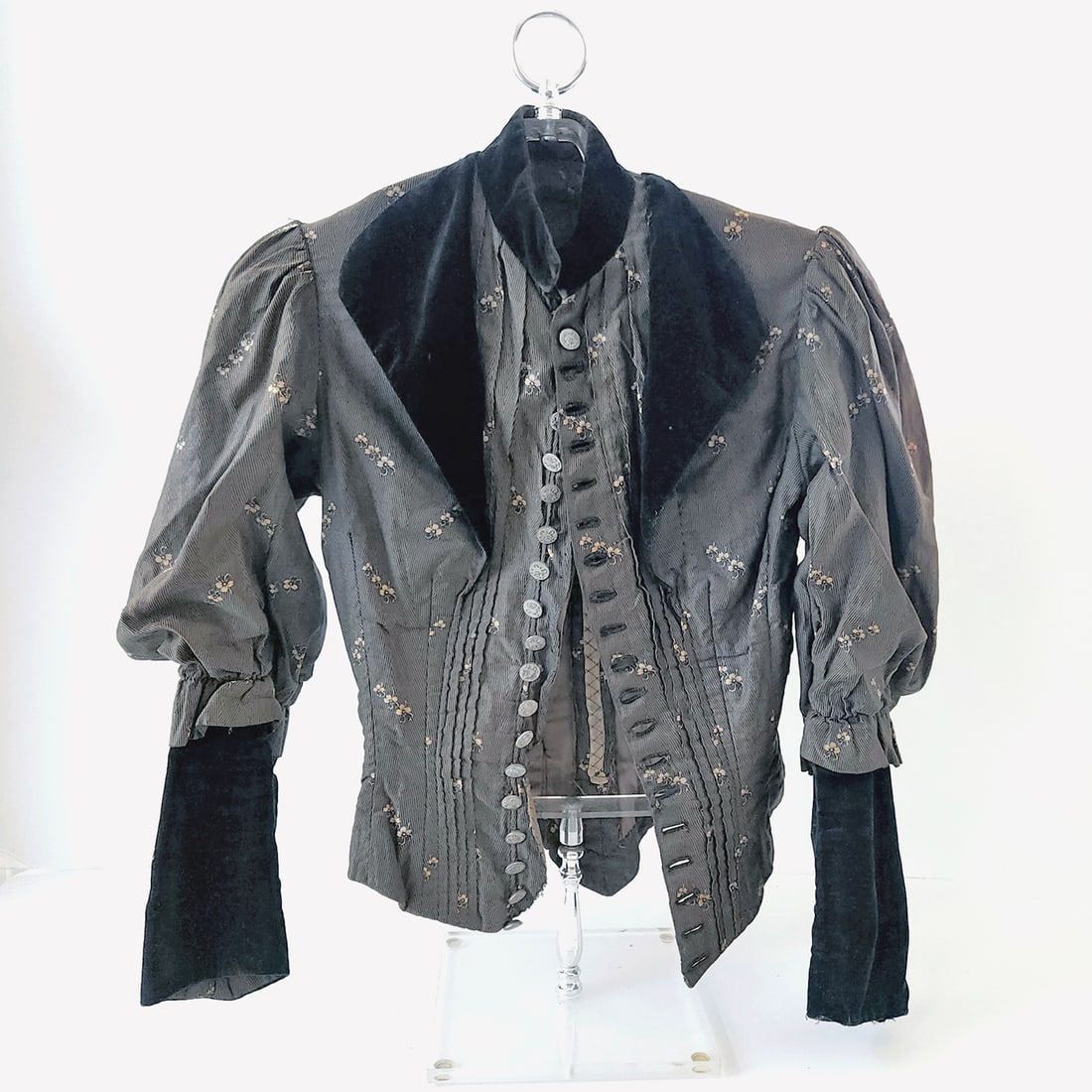 Late Victorian Leg of Mutton Black Bodice circa 1890s: Title: Late Victorian Leg of Mutton Black Bodice circa 1890s Description: Late Victorian Leg of Mutton Black Bodice circa 1890s Puffed "leg-o'-mutton" sleeves, high neck. Black velvet on the stand-up