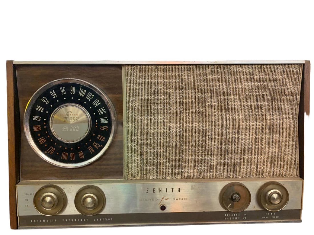 Vintage Zenith AM/FM Radio Model MJ1035: Vintage Zenith AM/FM Radio Model MJ1035 This vintage radio would be an aesthetically pleasing addition to your mid century home. We are selling this piece in its current condition. Circa Mid 20th Cent